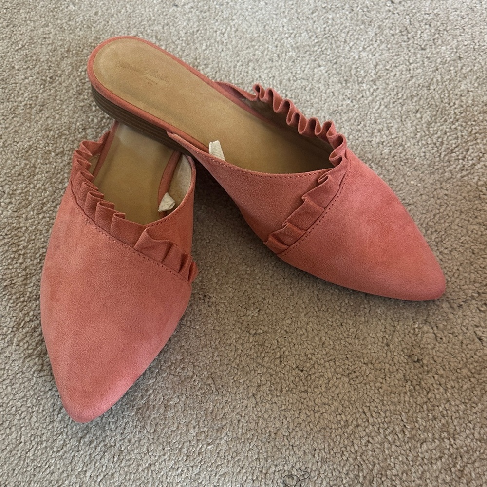 Universal Thread Coral Suede Ruffle Pointed Toe Mules